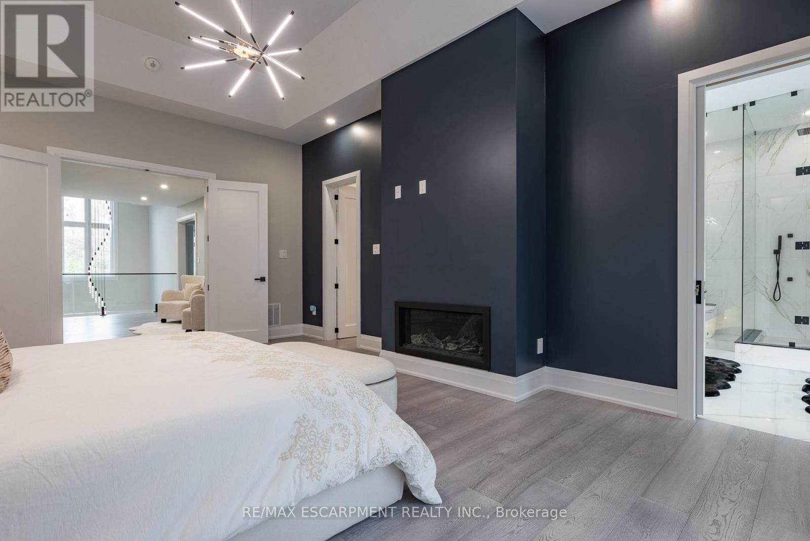 2110 Stonehouse Crescent, Mississauga, ON - Indoor With Fireplace