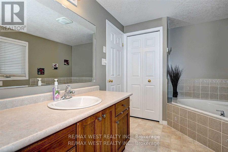 10 Verona Street, Kitchener, ON - Indoor Photo Showing Bathroom