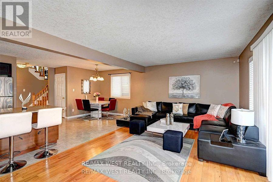 10 Verona Street, Kitchener, ON - Indoor Photo Showing Living Room
