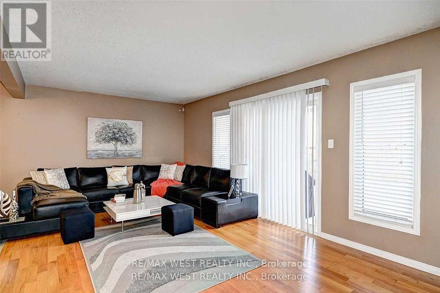 10 Verona Street, Kitchener, ON - Indoor Photo Showing Living Room