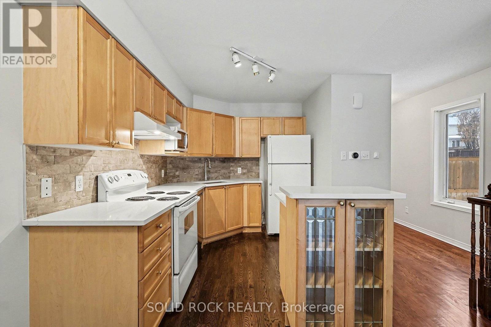 17 Festive Private, Ottawa, ON - Indoor Photo Showing Kitchen