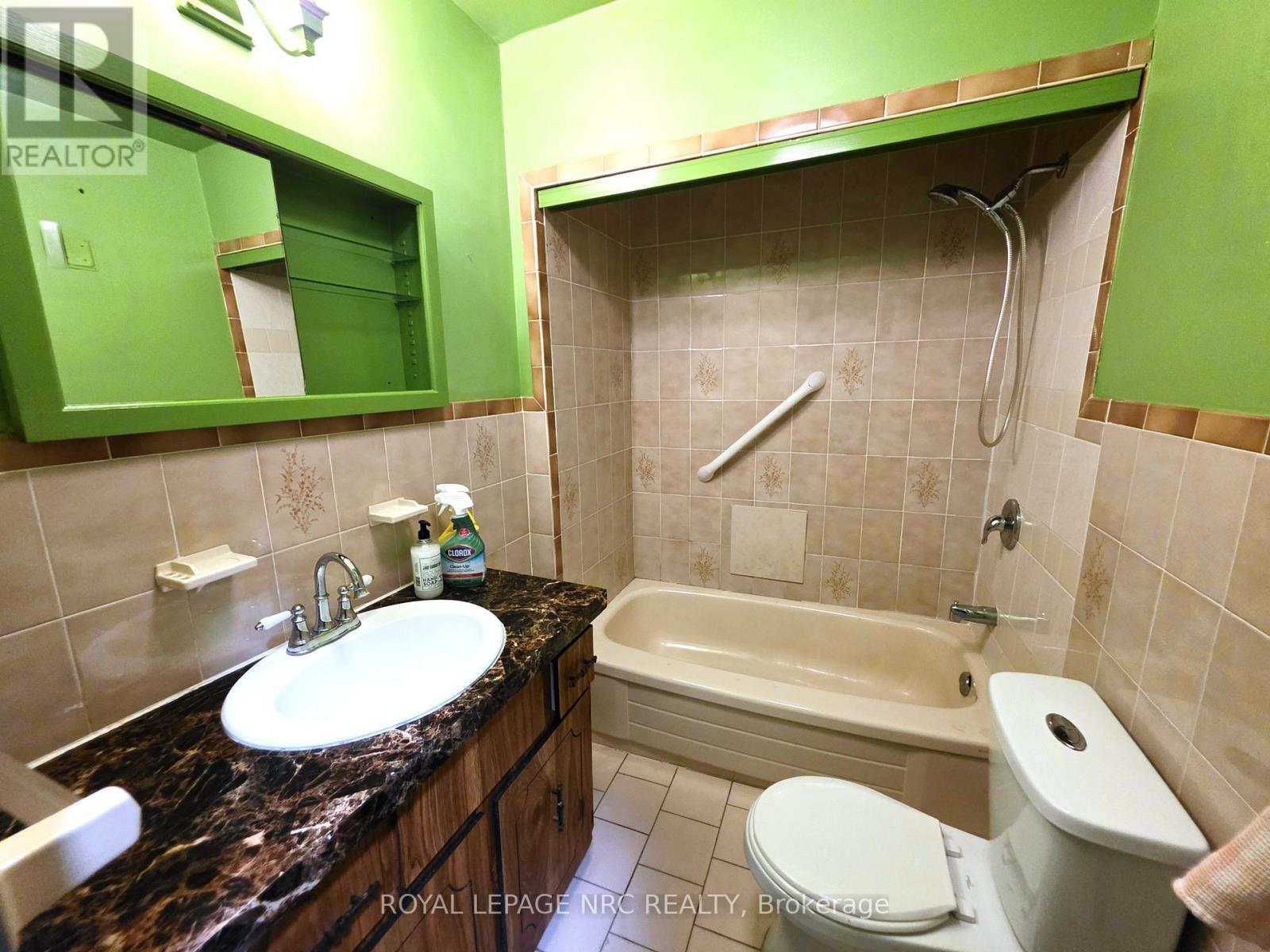 220 Emerald Street N, Hamilton, ON - Indoor Photo Showing Bathroom