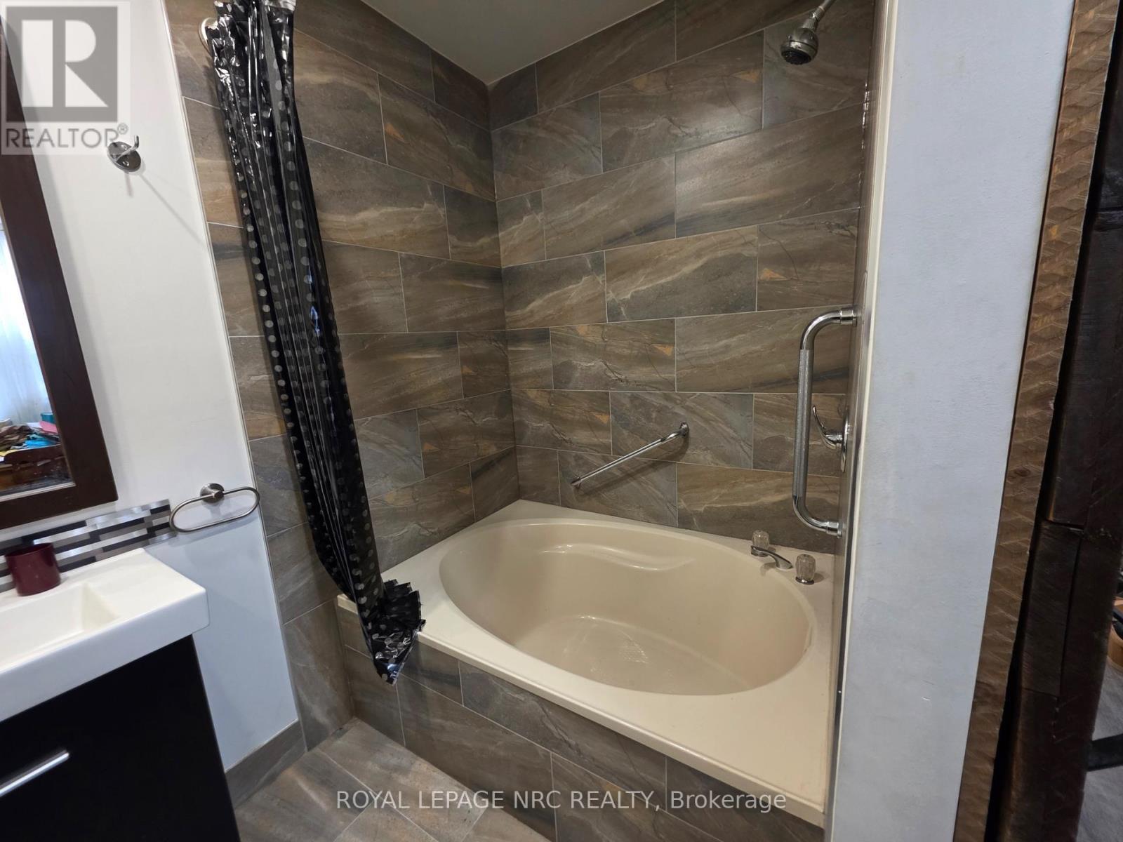 220 Emerald Street N, Hamilton, ON - Indoor Photo Showing Bathroom