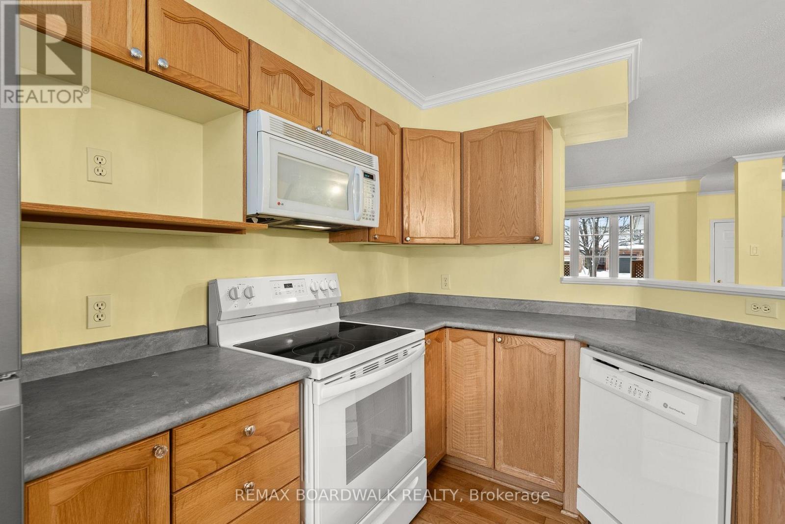 42 College Circle, Ottawa, ON - Indoor Photo Showing Kitchen