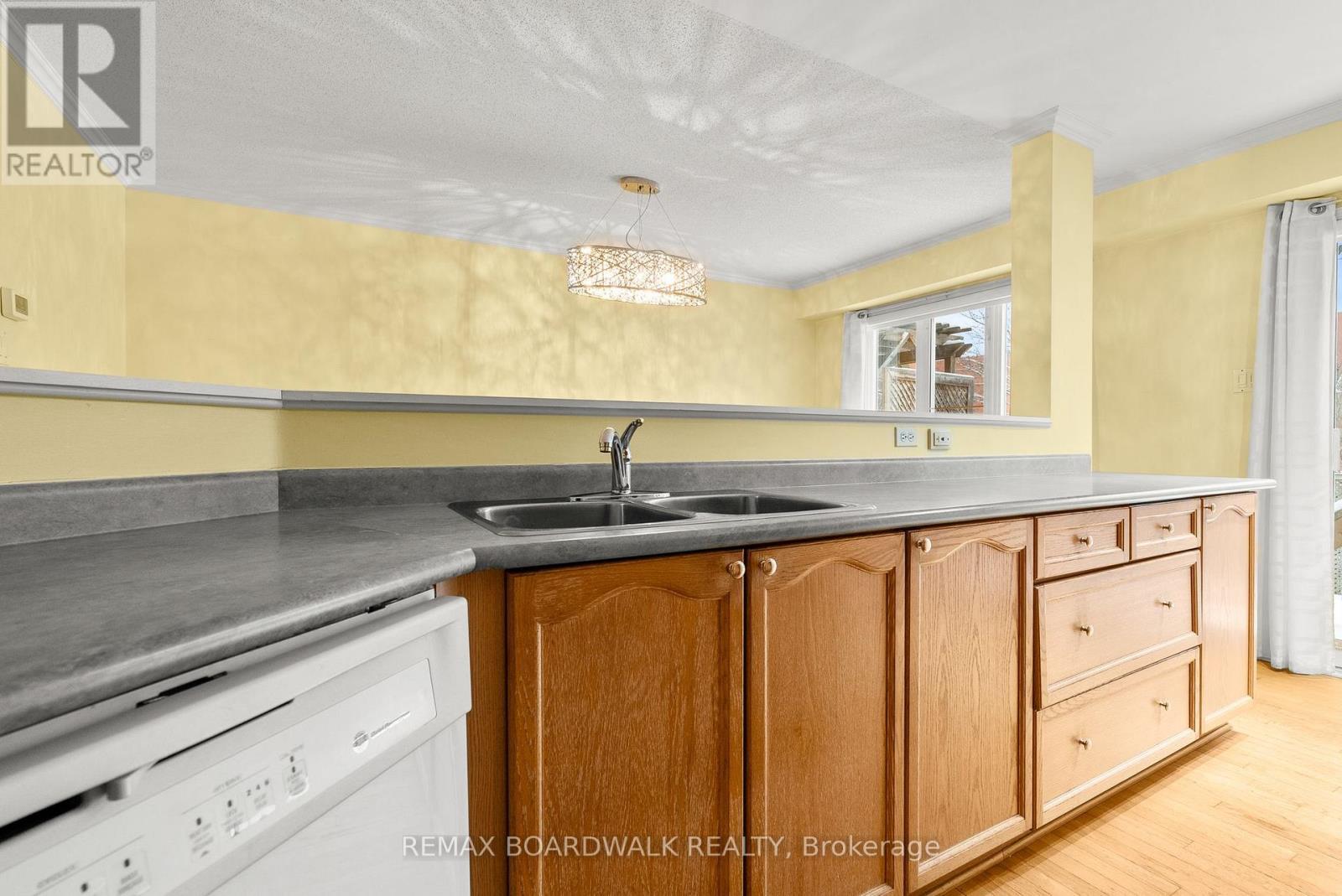 42 College Circle, Ottawa, ON - Indoor Photo Showing Kitchen With Double Sink
