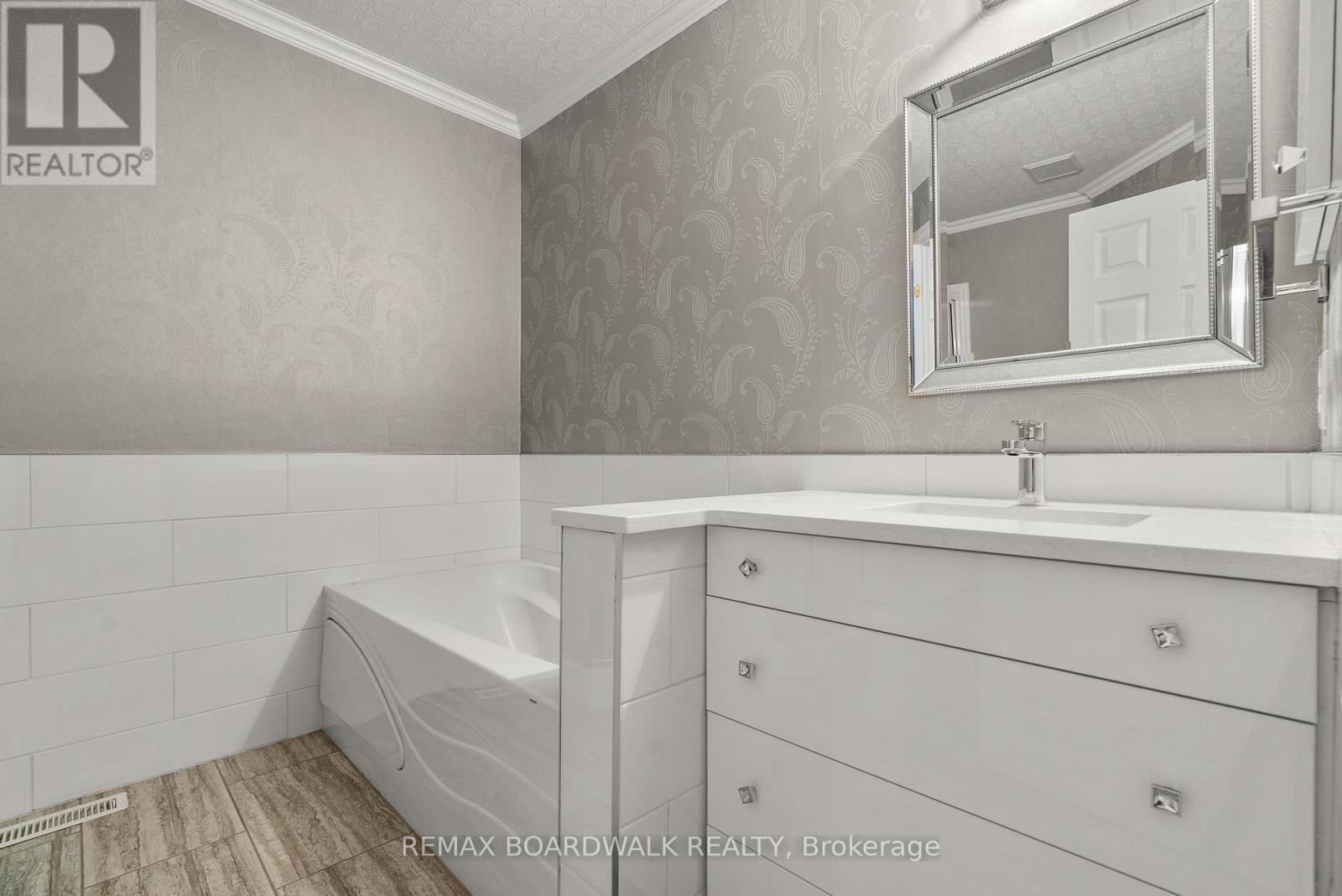 42 College Circle, Ottawa, ON - Indoor Photo Showing Bathroom