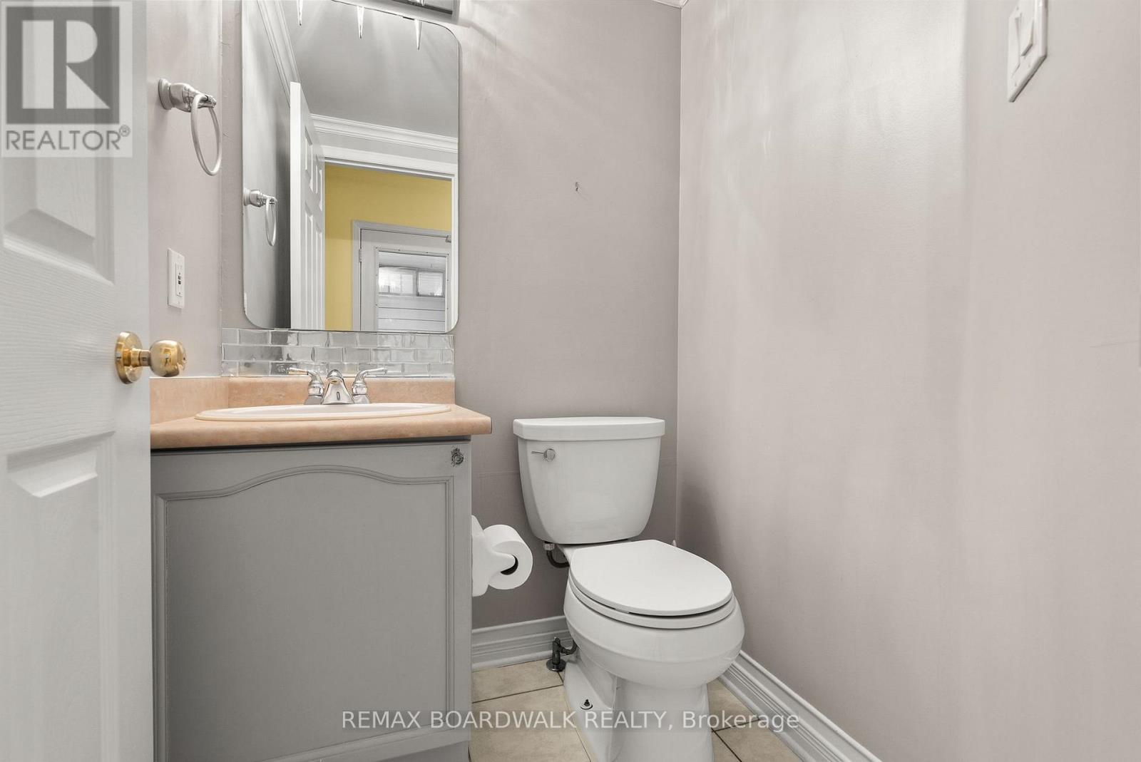 42 College Circle, Ottawa, ON - Indoor Photo Showing Bathroom