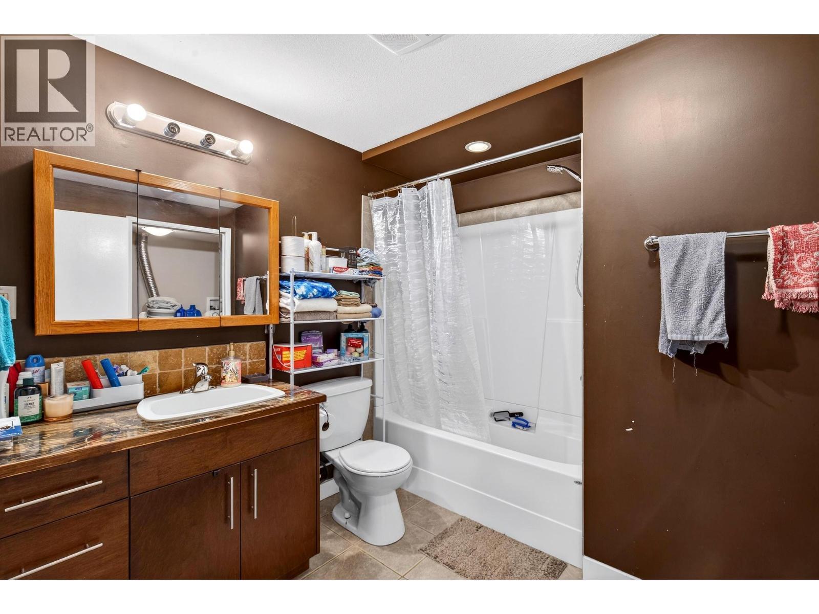 Unit 2 - 260 Ponto Road, Kelowna, BC - Indoor Photo Showing Bathroom