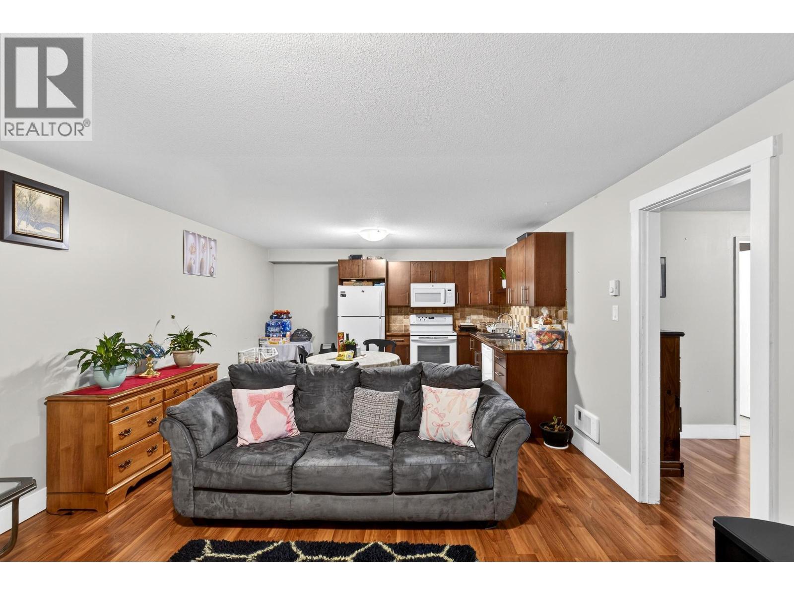 Unit 2 - 260 Ponto Road, Kelowna, BC - Indoor Photo Showing Living Room