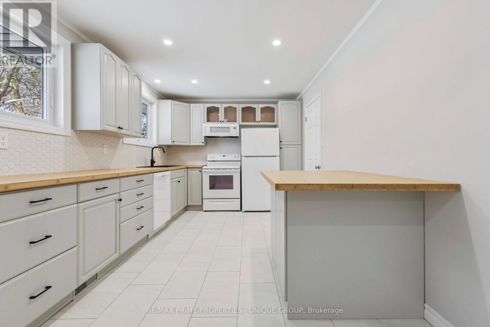 520 Teakwood Drive, Waterloo, ON - Indoor Photo Showing Kitchen