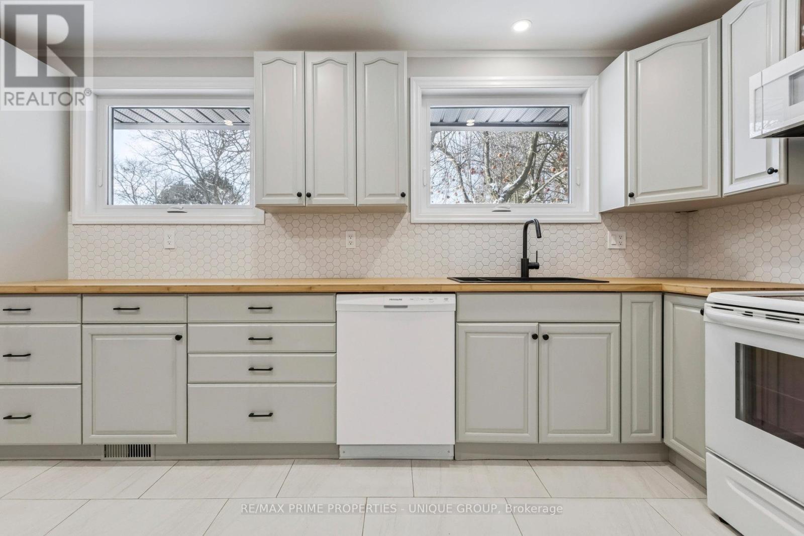 520 Teakwood Drive, Waterloo, ON - Indoor Photo Showing Kitchen