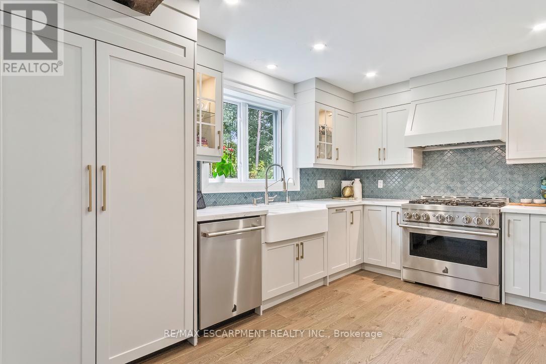 1294 Gatehouse Drive, Mississauga, ON - Indoor Photo Showing Kitchen With Upgraded Kitchen