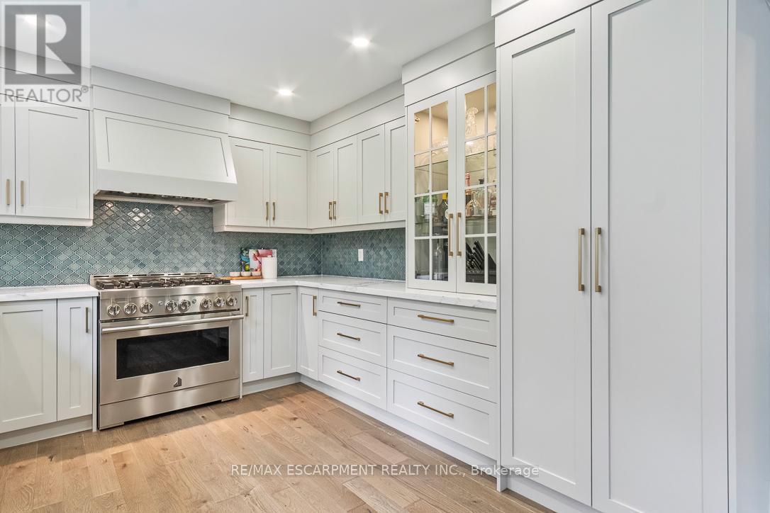 1294 Gatehouse Drive, Mississauga, ON - Indoor Photo Showing Kitchen With Upgraded Kitchen