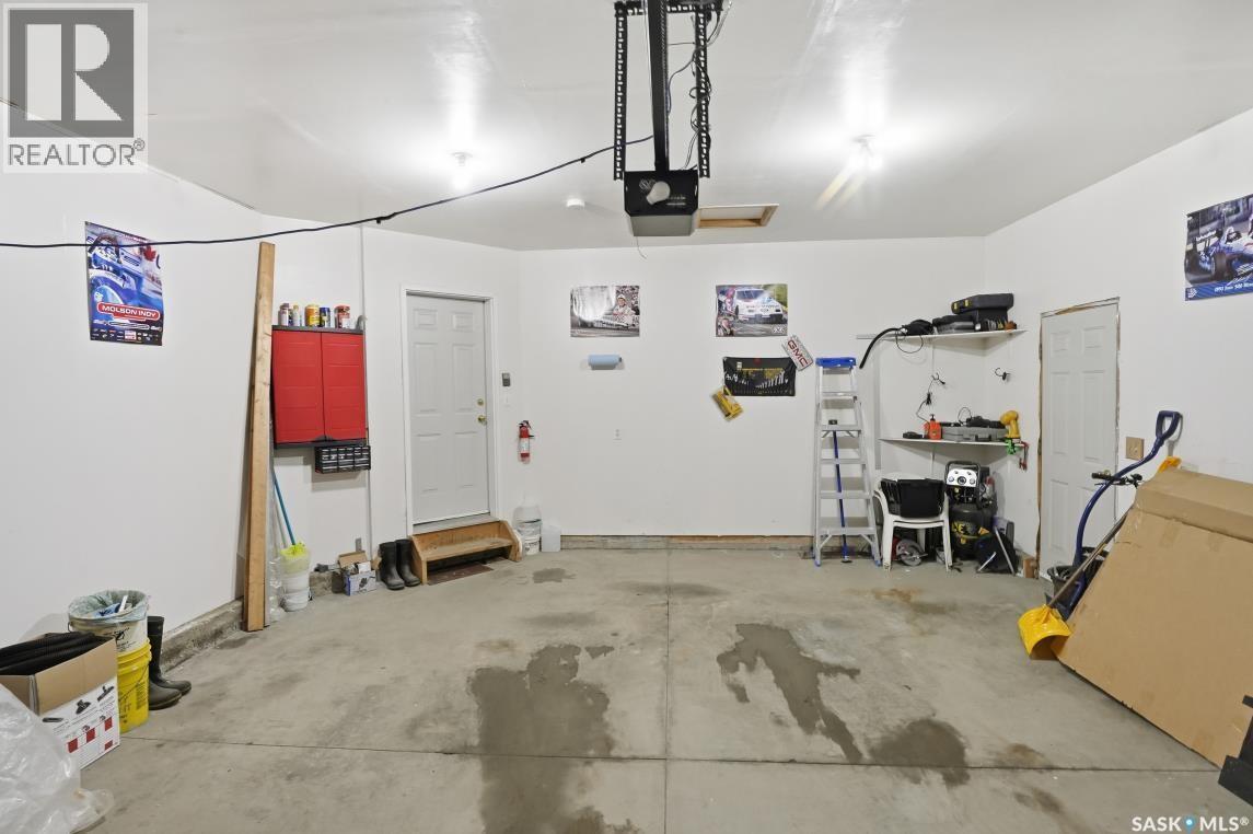 306 Budz Crescent, Saskatoon, SK - Indoor Photo Showing Garage