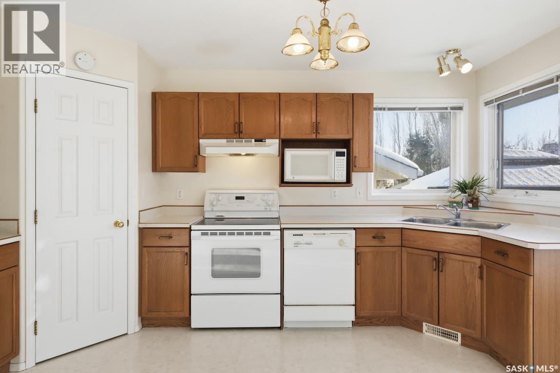 306 Budz Crescent, Saskatoon, SK - Indoor Photo Showing Kitchen With Double Sink