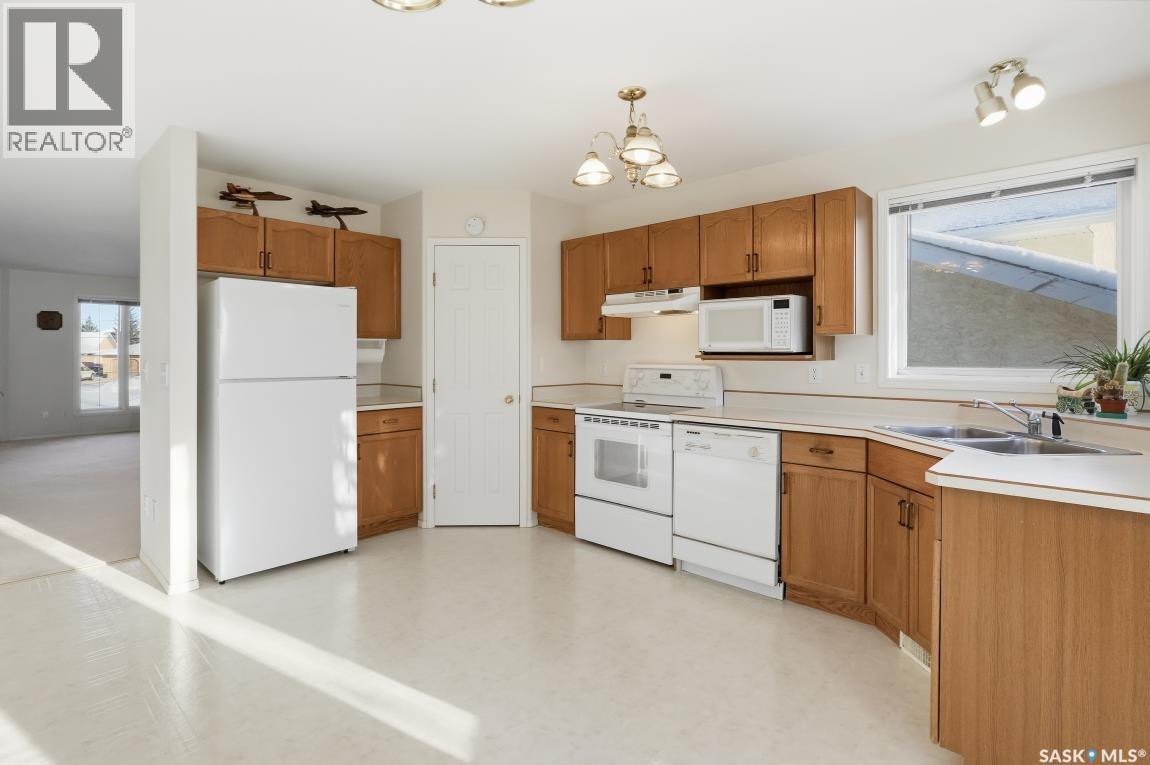 306 Budz Crescent, Saskatoon, SK - Indoor Photo Showing Kitchen With Double Sink