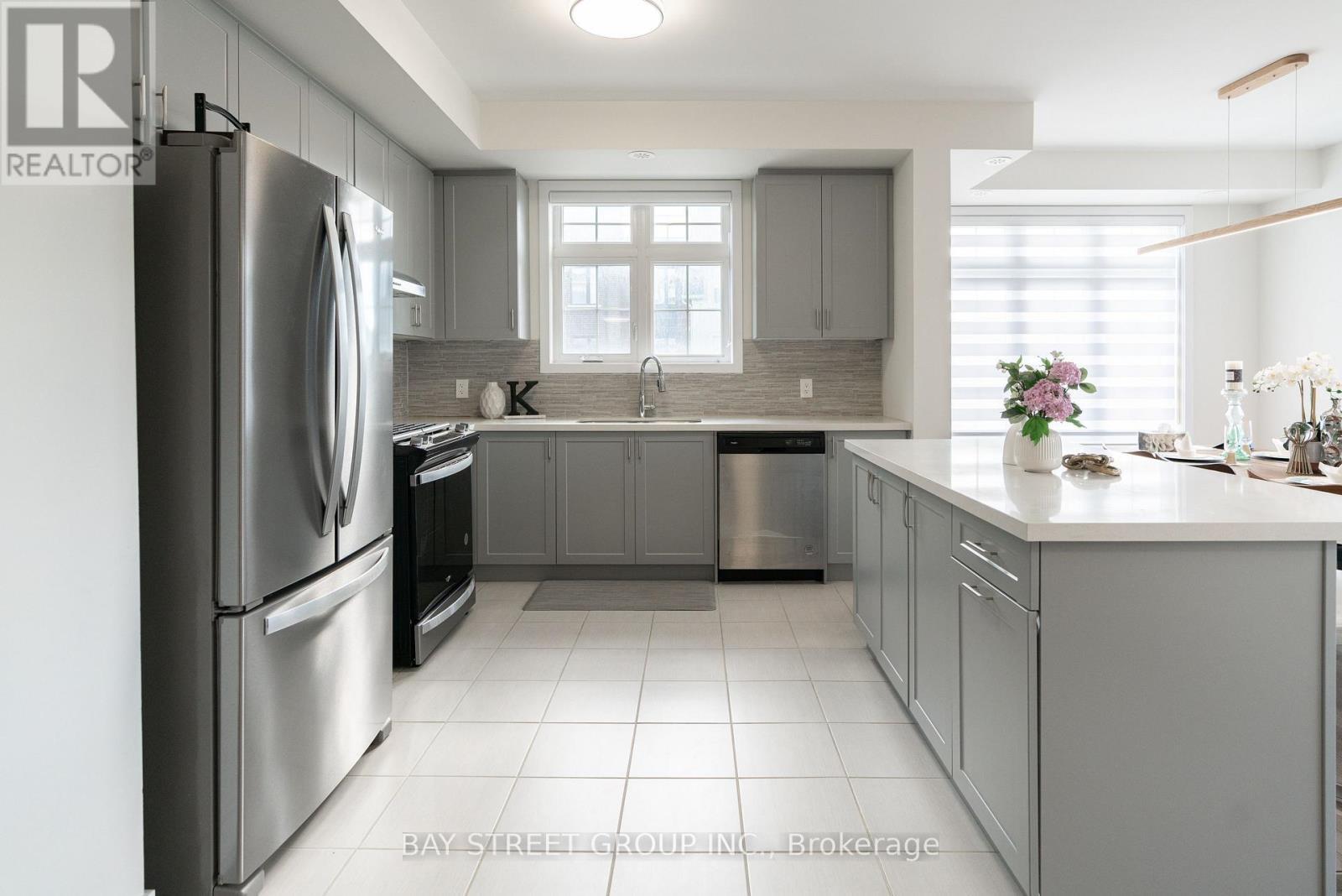 2 William Shearn Crescent, Markham, ON - Indoor Photo Showing Kitchen With Upgraded Kitchen