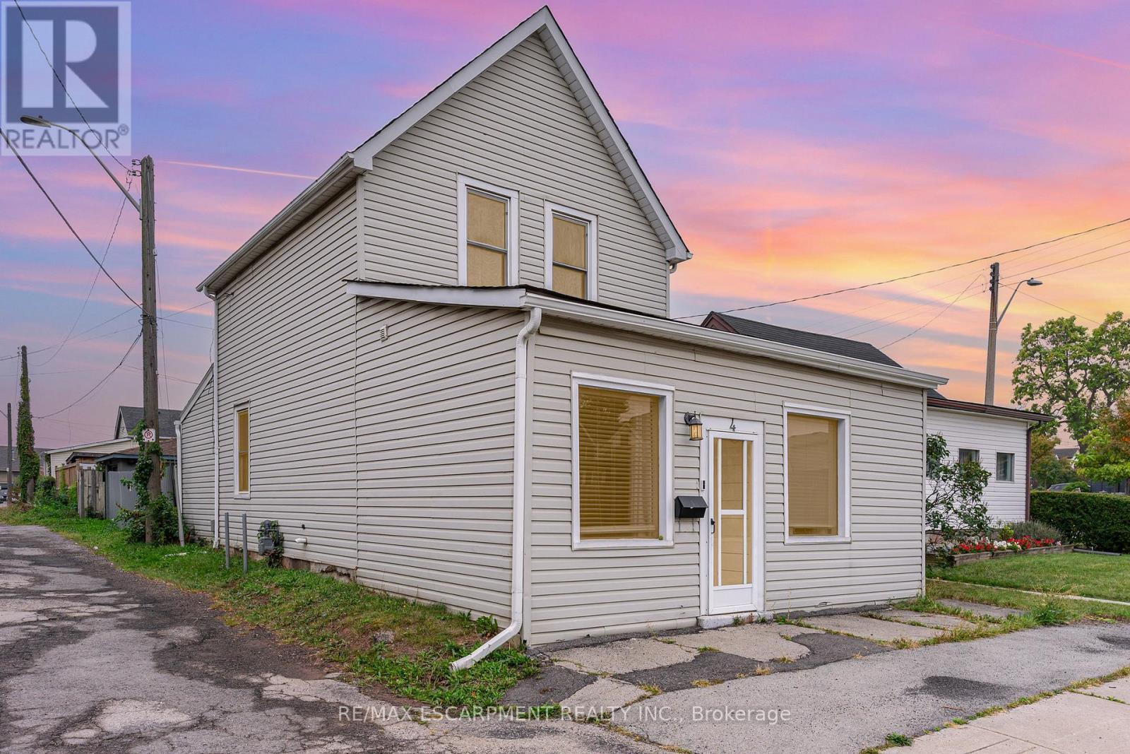 4 Robins Avenue, Hamilton, ON - Outdoor