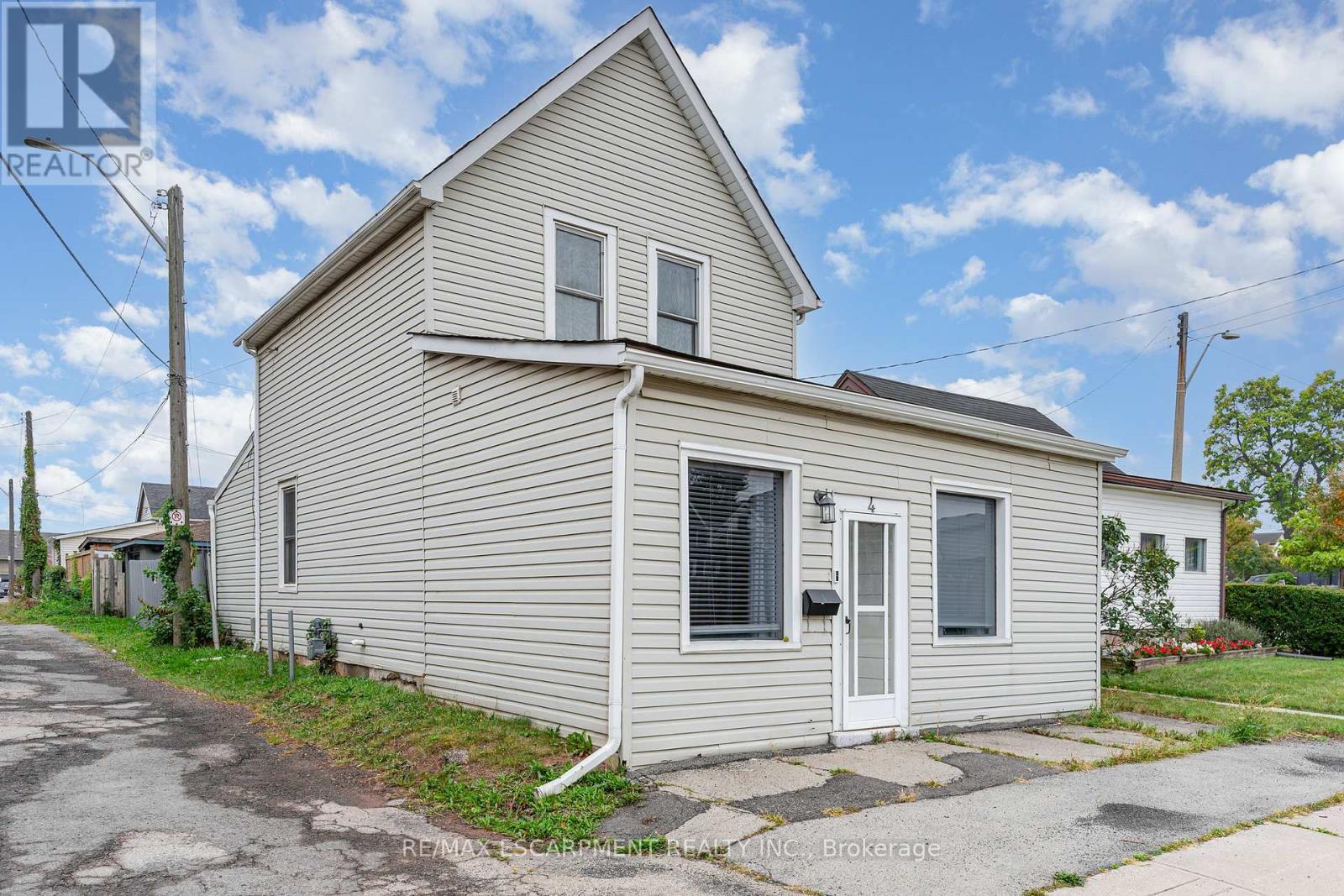 4 Robins Avenue, Hamilton, ON - Outdoor