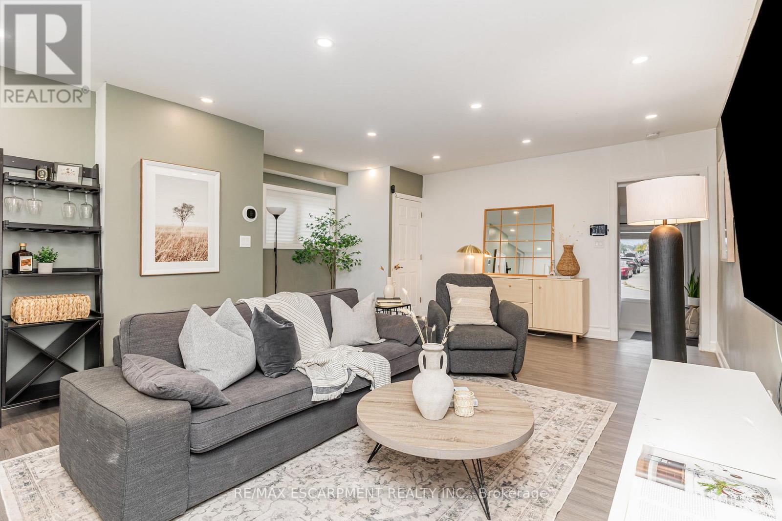4 Robins Avenue, Hamilton, ON - Indoor Photo Showing Living Room