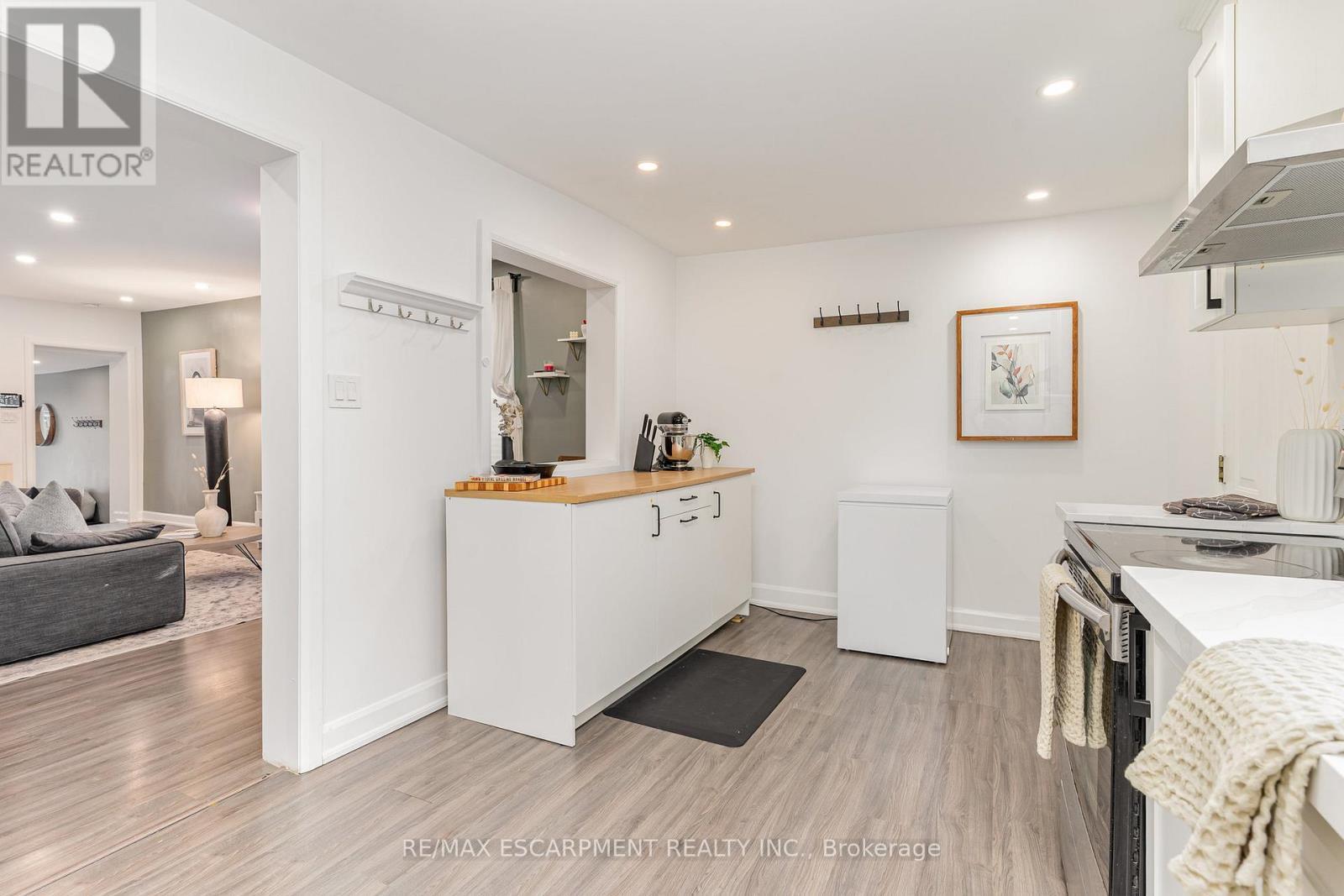 4 Robins Avenue, Hamilton, ON - Indoor