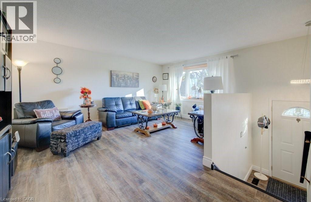 34 Willow Green Court, Kitchener, ON - Indoor Photo Showing Living Room