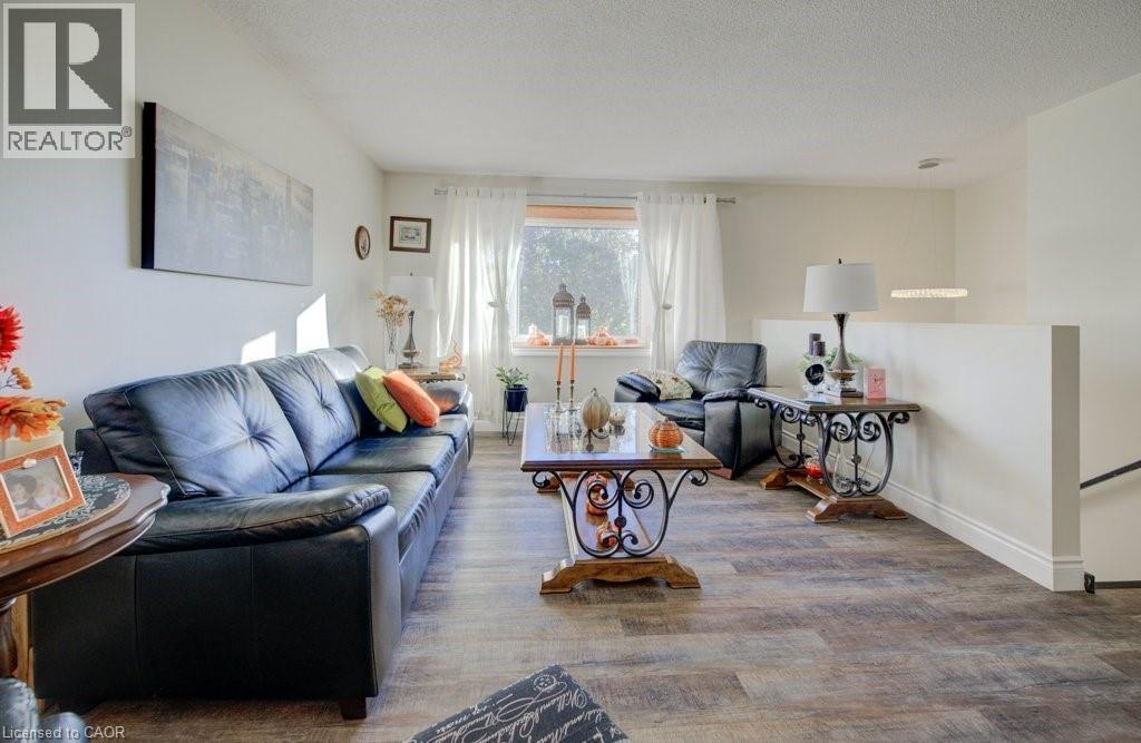 34 Willow Green Court, Kitchener, ON - Indoor Photo Showing Living Room
