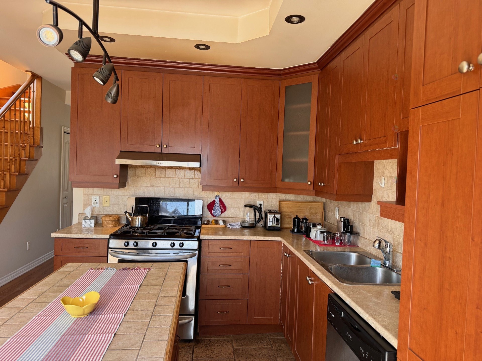 Kitchen - 7844 Rue Lemelin, Brossard, QC - Indoor Photo Showing Kitchen With Double Sink