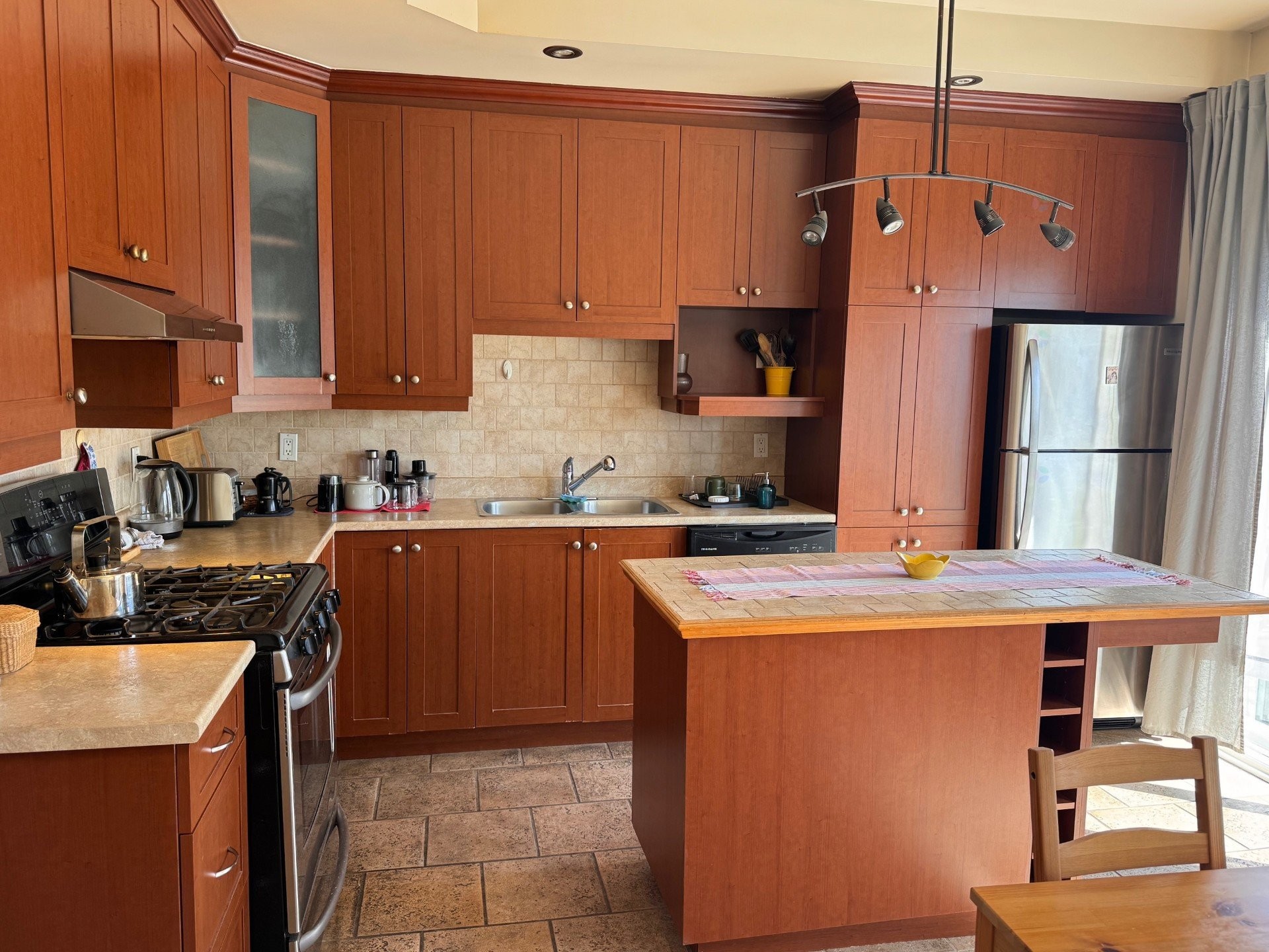Kitchen - 7844 Rue Lemelin, Brossard, QC - Indoor Photo Showing Kitchen With Double Sink