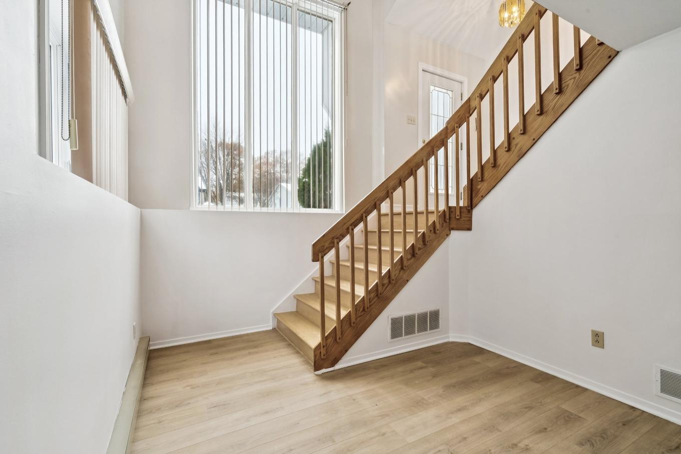 Escalier - 135 Rue De Provence, L'Île-Perrot, QC - Indoor Photo Showing Other Room