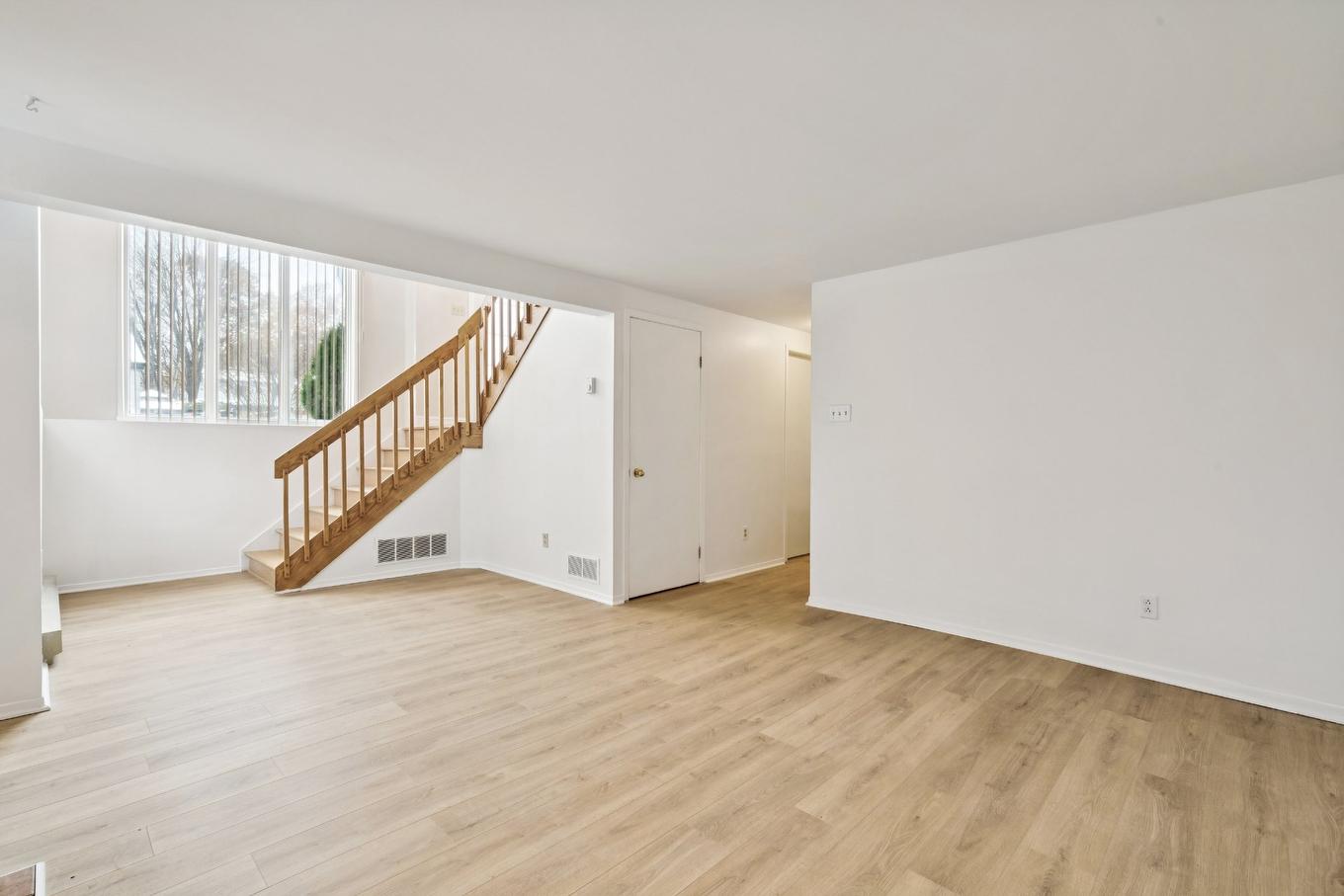 Salon - 135 Rue De Provence, L'Île-Perrot, QC - Indoor Photo Showing Other Room