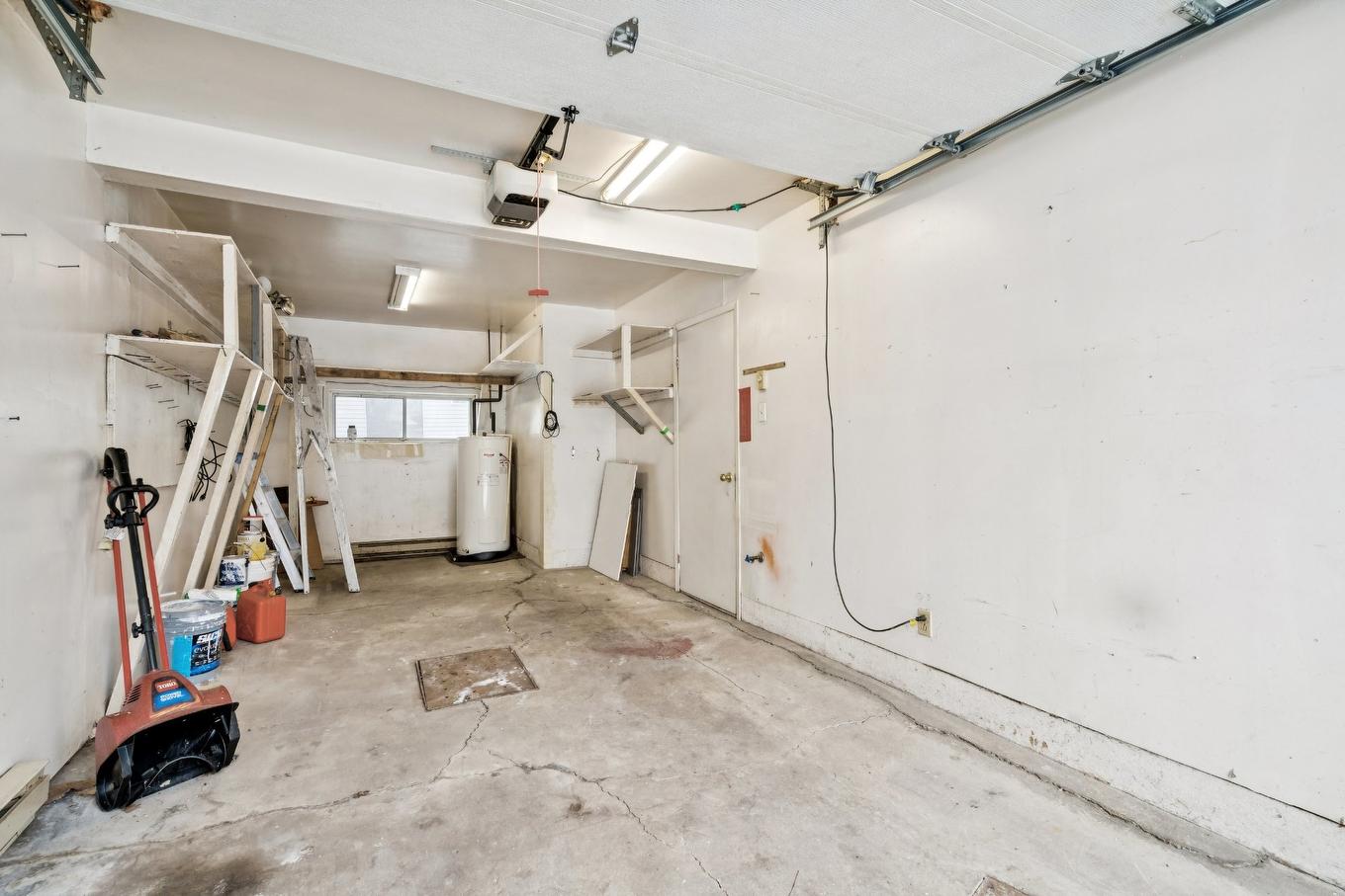 Garage - 135 Rue De Provence, L'Île-Perrot, QC - Indoor Photo Showing Garage