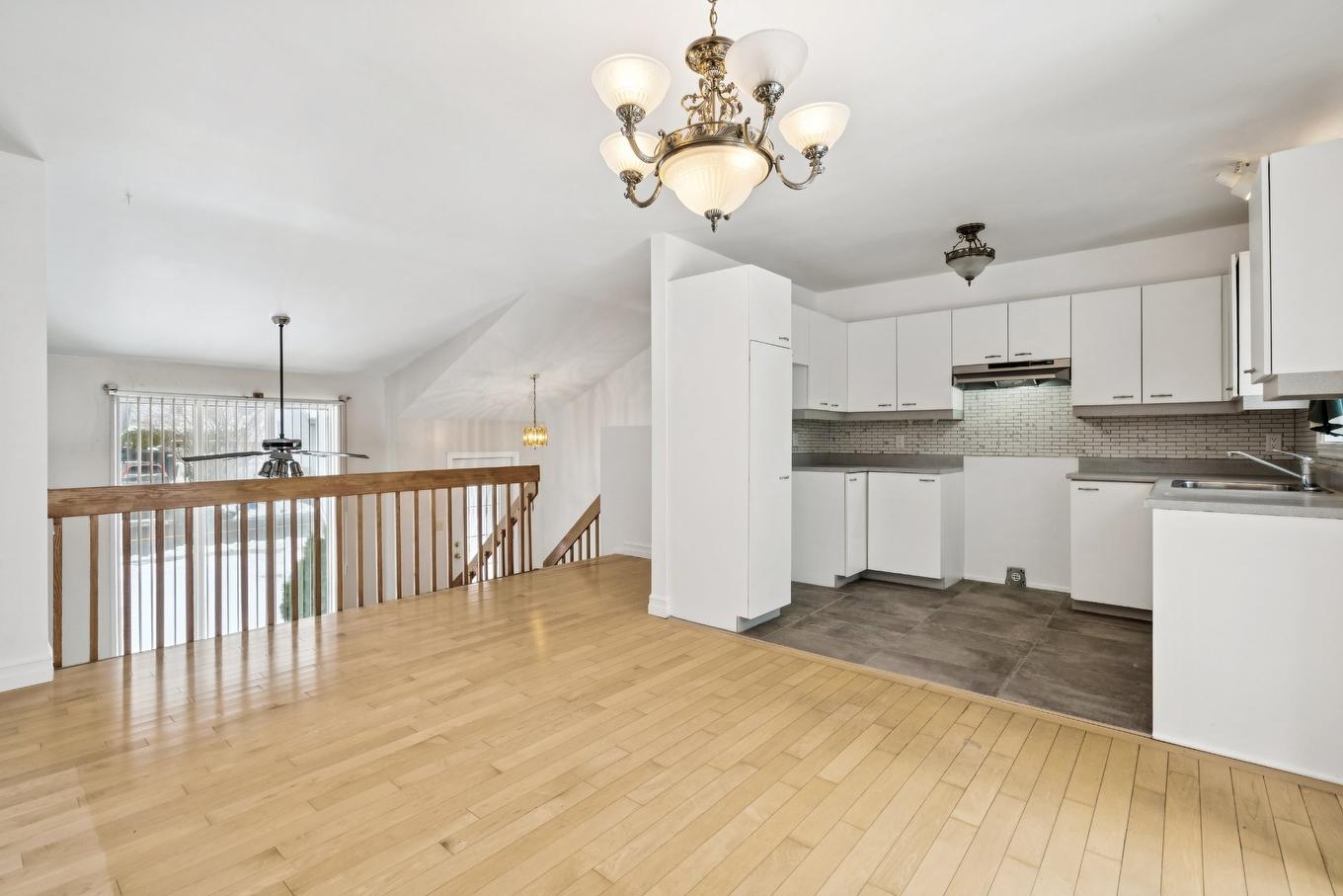 Salle à manger - 135 Rue De Provence, L'Île-Perrot, QC - Indoor Photo Showing Kitchen With Double Sink