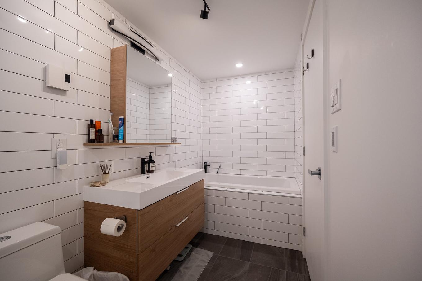 Bathroom - 303-75 Rue De Castelnau O., Montréal (Villeray/Saint-Michel/Parc-Extension), QC - Indoor Photo Showing Bathroom