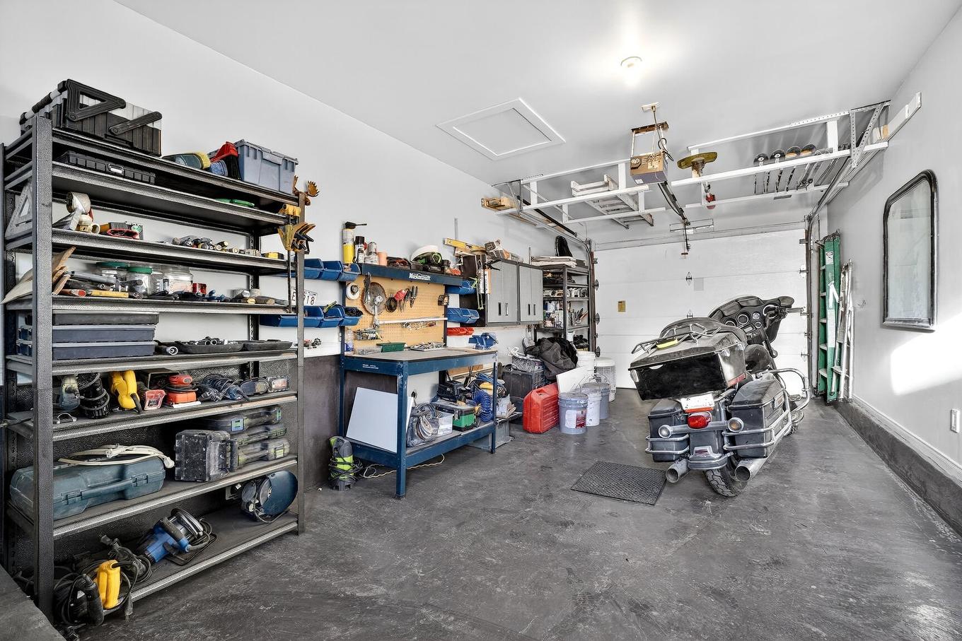 Garage - 4 Rue De Lisieux, Blainville, QC - Indoor Photo Showing Garage