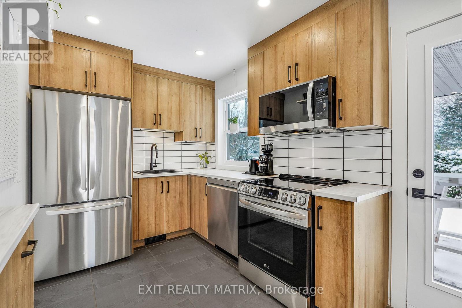 224 Wilshire Avenue, Ottawa, ON - Indoor Photo Showing Kitchen With Stainless Steel Kitchen