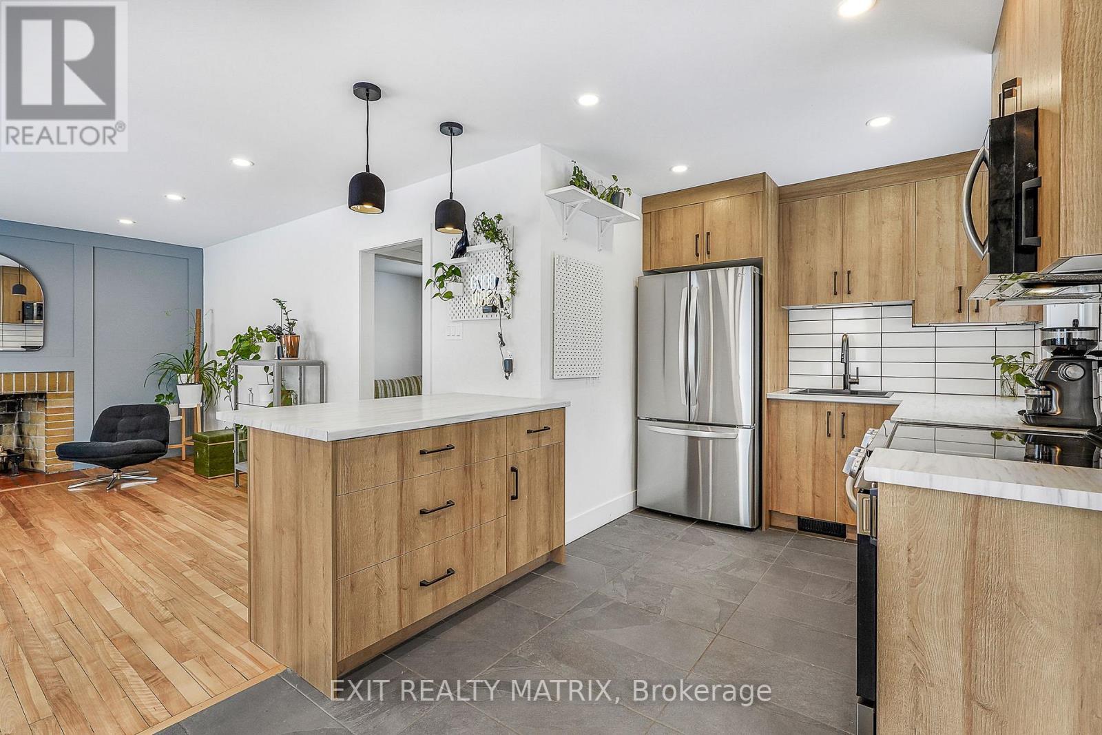 224 Wilshire Avenue, Ottawa, ON - Indoor Photo Showing Kitchen With Upgraded Kitchen
