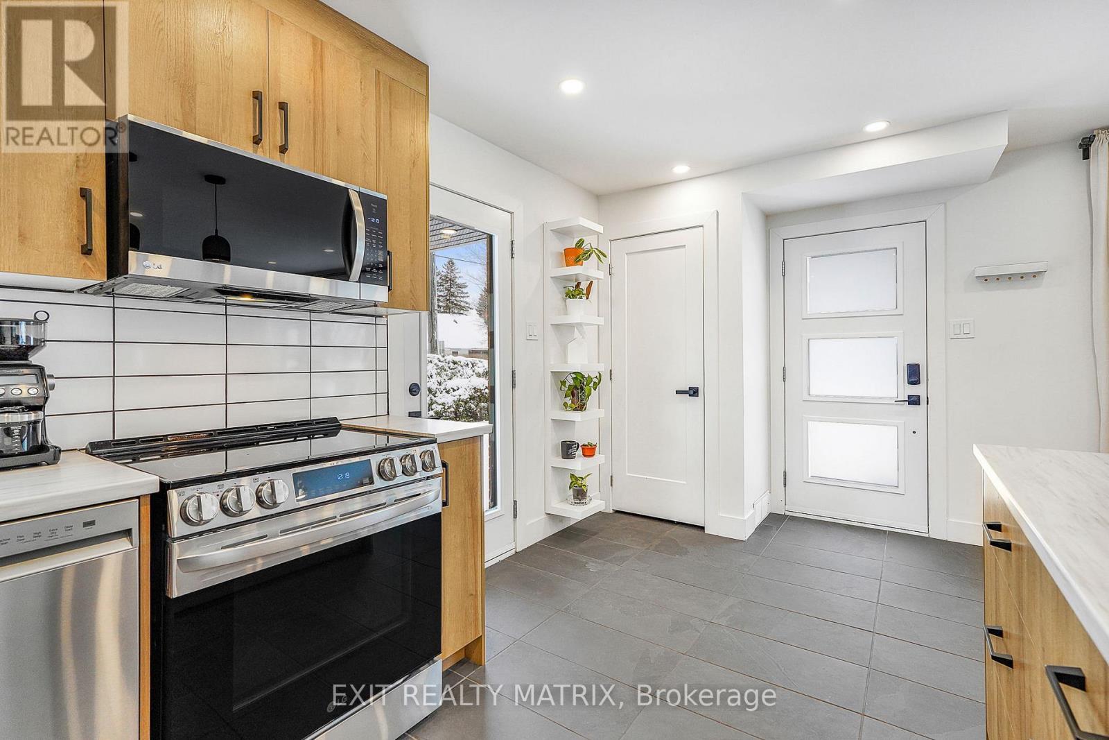 224 Wilshire Avenue, Ottawa, ON - Indoor Photo Showing Kitchen