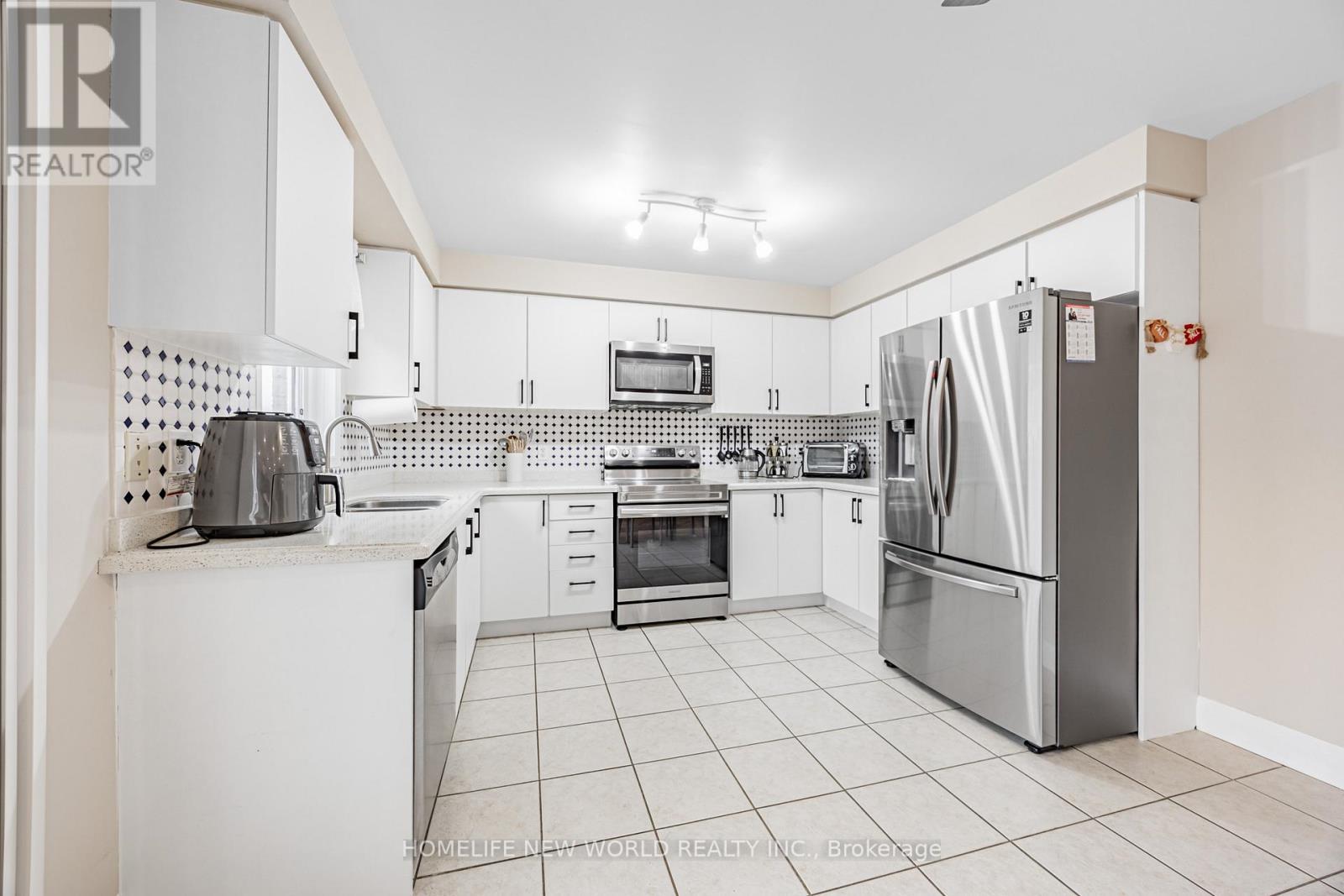 7 Batt Crescent S, Ajax, ON - Indoor Photo Showing Kitchen With Upgraded Kitchen