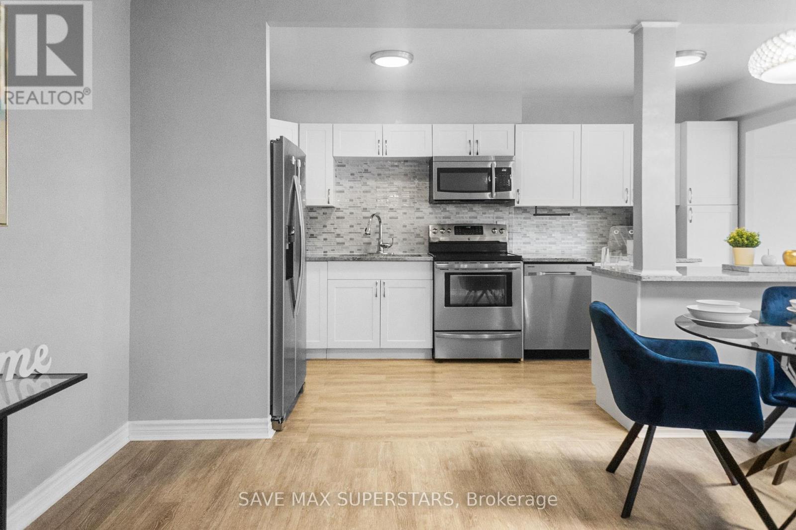 501 - 50 Baif Boulevard, Richmond Hill, ON - Indoor Photo Showing Kitchen With Upgraded Kitchen