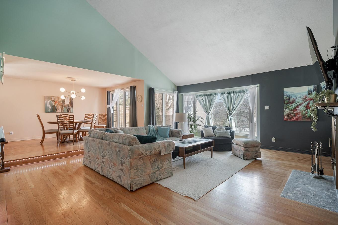 Living room - 541 Rue Principale, Saint-Sauveur, QC - Indoor Photo Showing Living Room