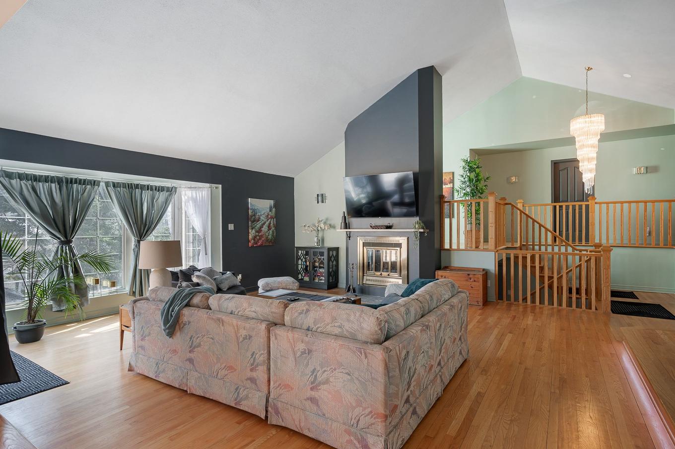 Living room - 541 Rue Principale, Saint-Sauveur, QC - Indoor Photo Showing Living Room With Fireplace