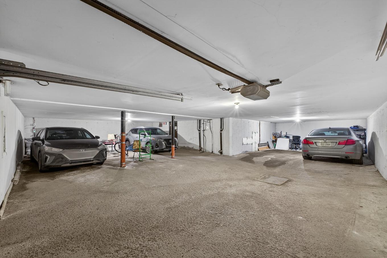 Garage - 101-2540 Rue St-Antoine O., Montréal (Le Sud-Ouest), QC - Indoor Photo Showing Garage