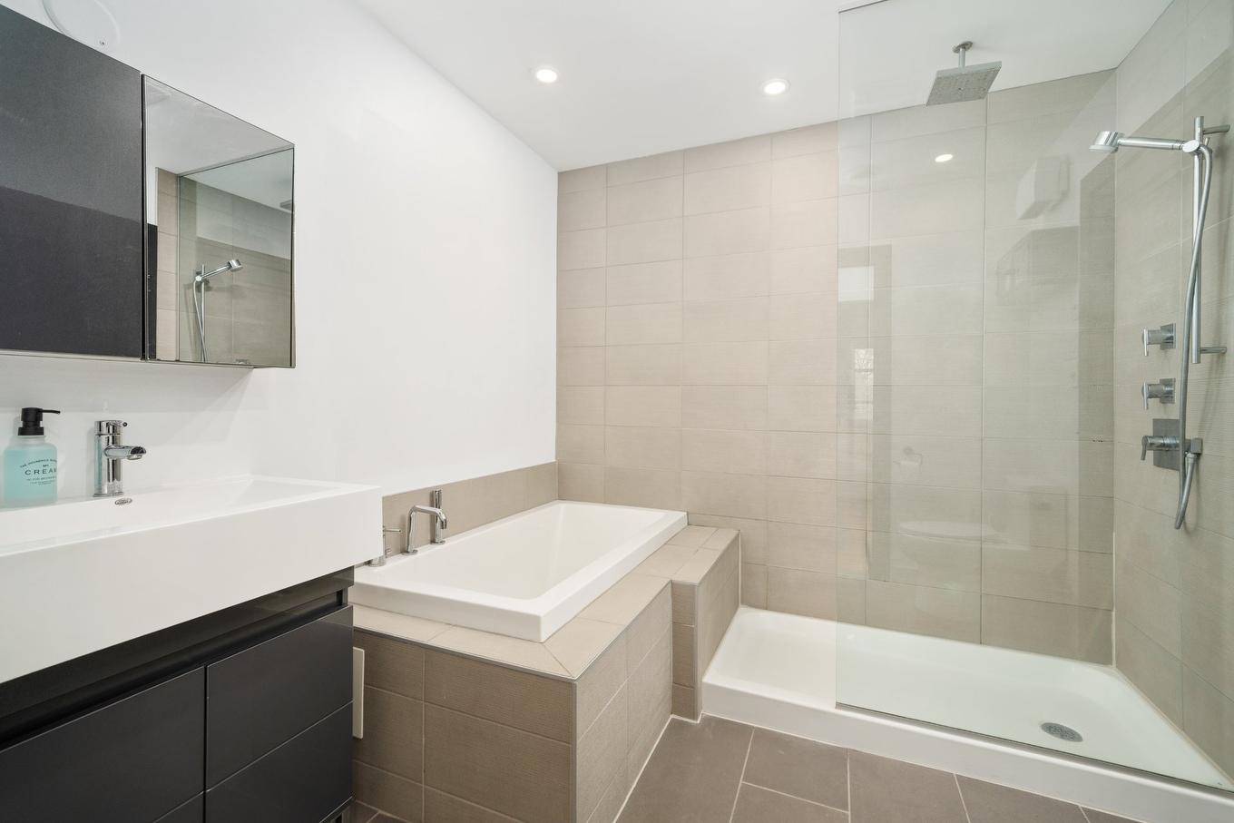 Bathroom - 8-1820 Rue Mullins, Montréal (Le Sud-Ouest), QC - Indoor Photo Showing Bathroom