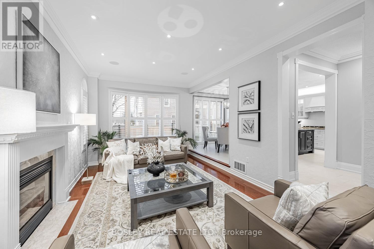 6358 Lisgar Drive, Mississauga, ON - Indoor Photo Showing Living Room With Fireplace