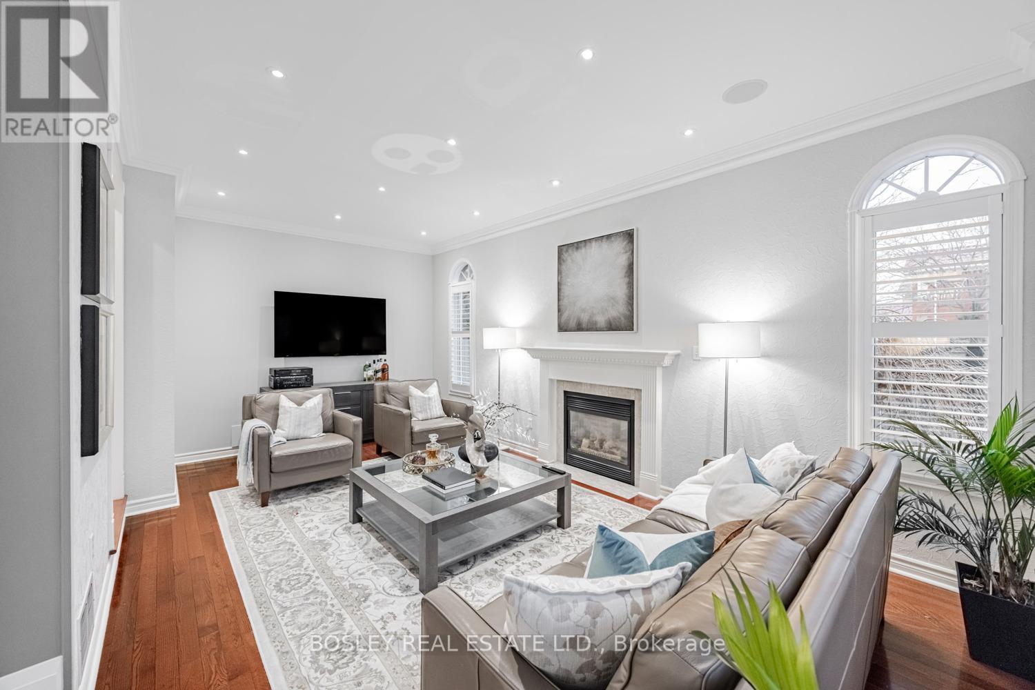 6358 Lisgar Drive, Mississauga, ON - Indoor Photo Showing Living Room With Fireplace
