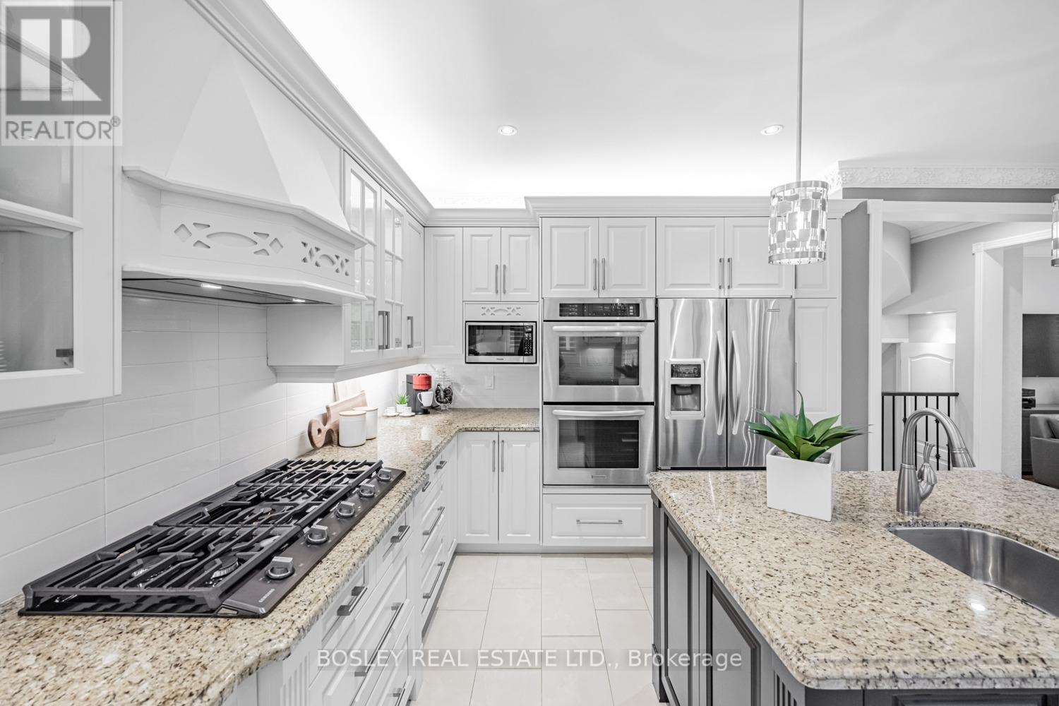 6358 Lisgar Drive, Mississauga, ON - Indoor Photo Showing Kitchen With Upgraded Kitchen