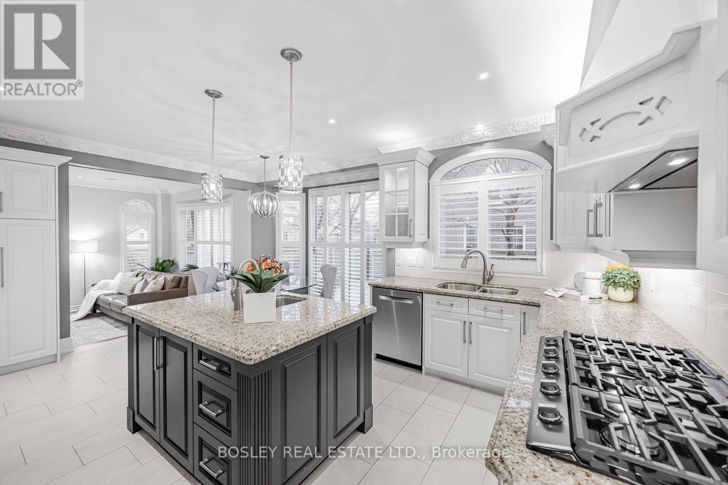 6358 Lisgar Drive, Mississauga, ON - Indoor Photo Showing Kitchen With Double Sink With Upgraded Kitchen