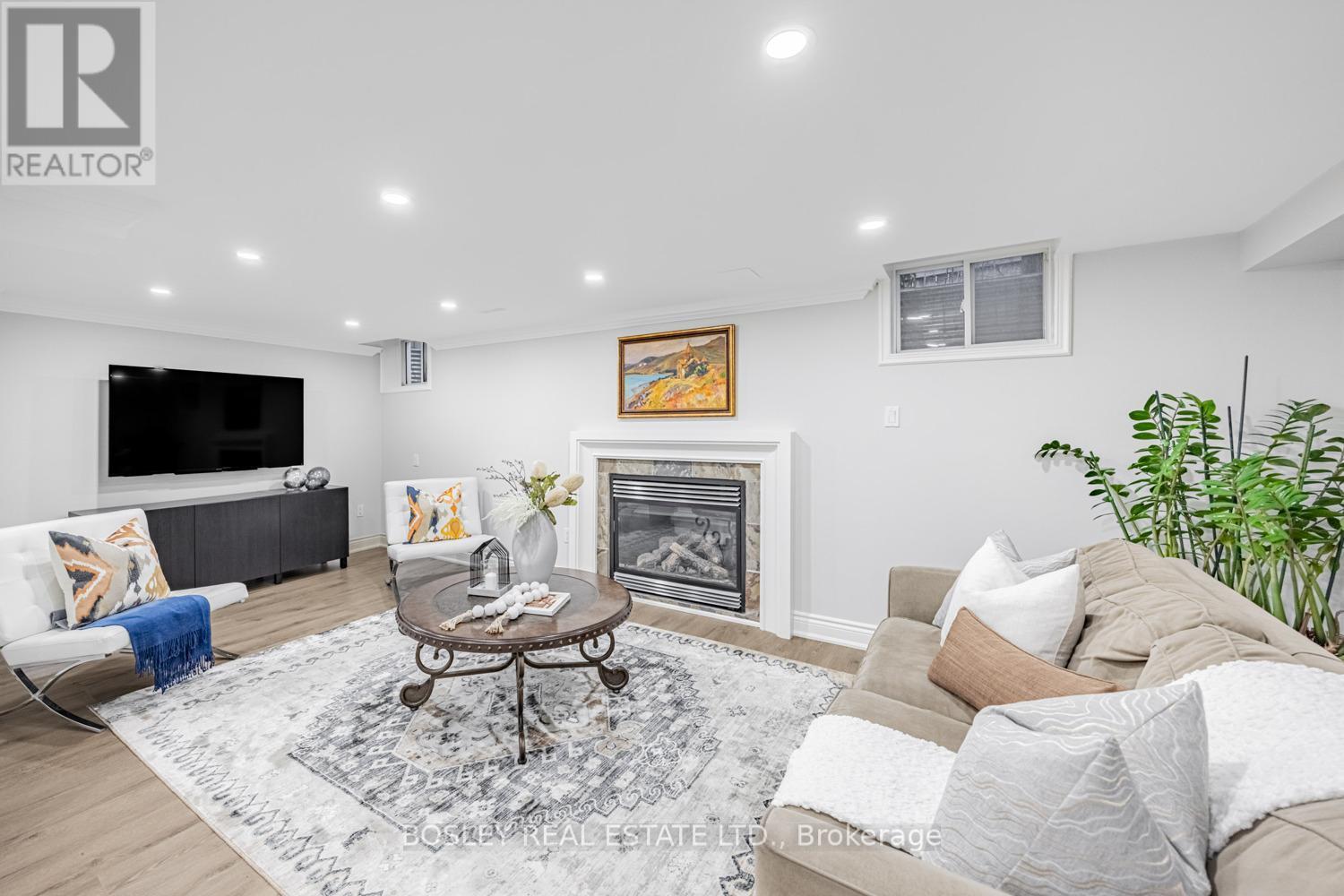 6358 Lisgar Drive, Mississauga, ON - Indoor Photo Showing Living Room With Fireplace