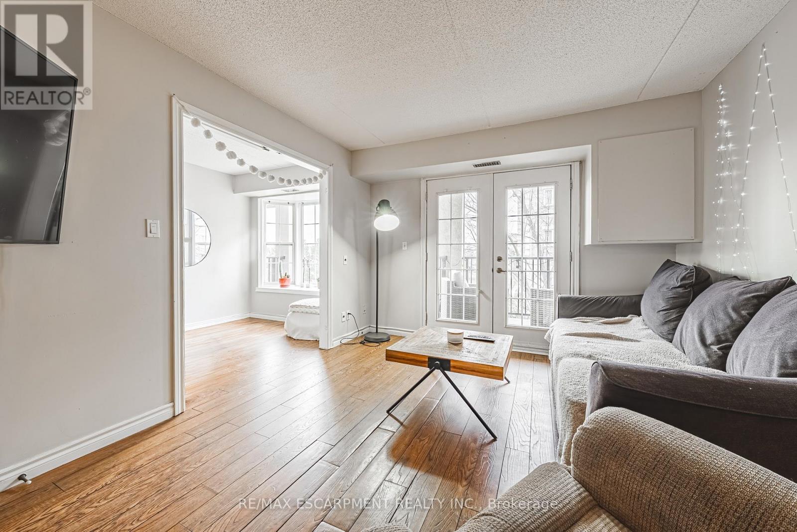 313 - 1451 Walkers Line, Burlington, ON - Indoor Photo Showing Living Room